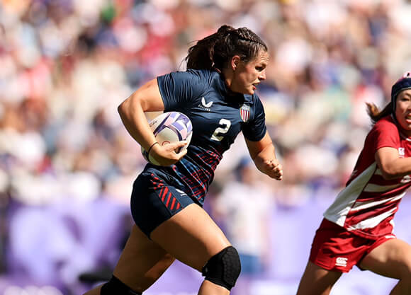 Ilona Maher runs on the pitch with the ball