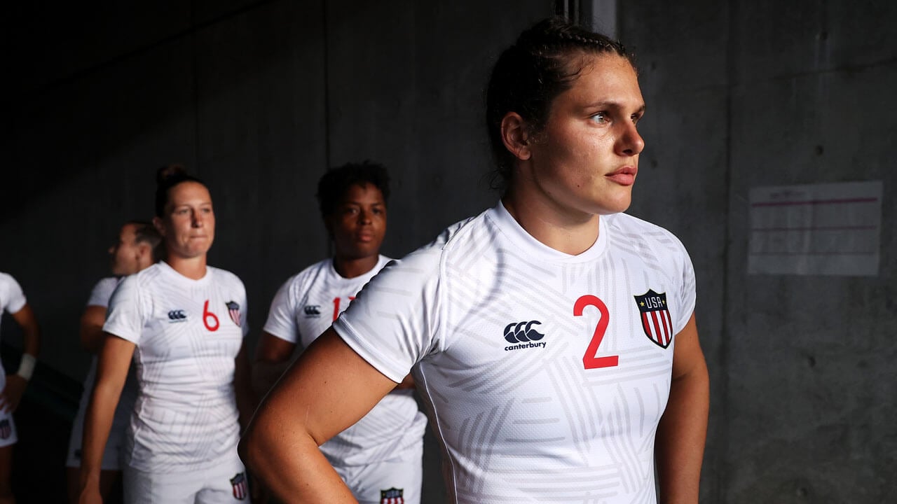 Ilona Maher prepares to walk onto the Olympic rugby field with her teammates