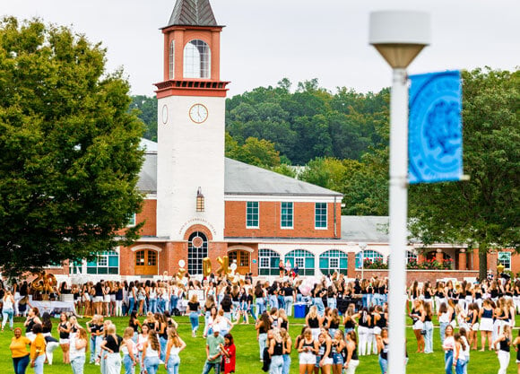 Hundreds of students on the quad during an involvement event.