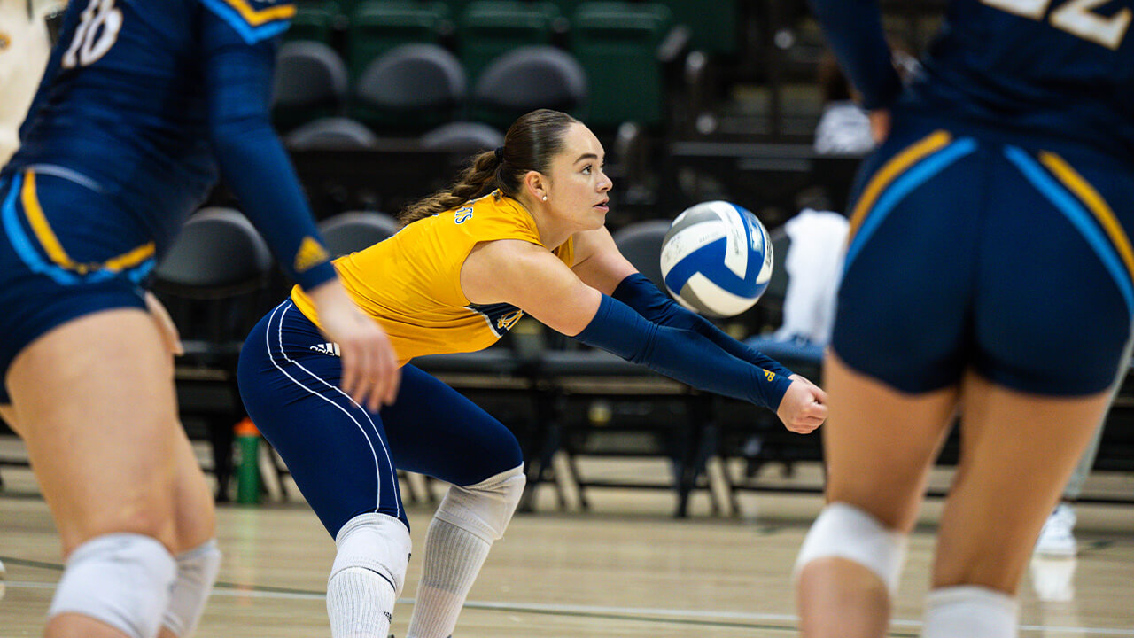 Faavae Kimsel Moe passes a ball during the game.